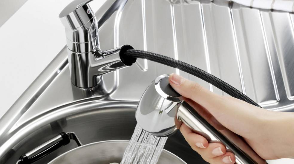 Kitchen sink mixer with retractable swivel spout