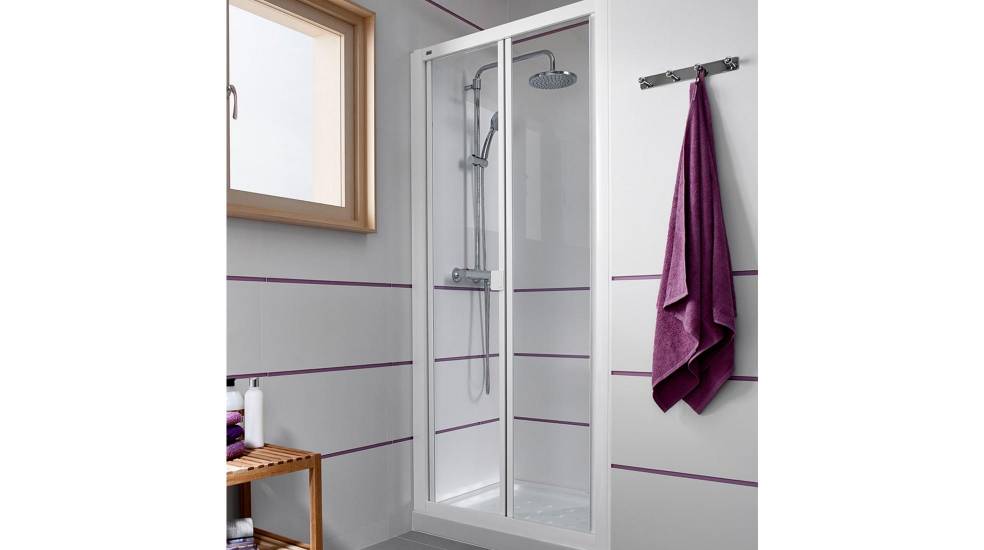Victoria shower screen with folding doors