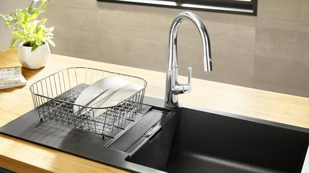 Kitchen sink mixer with retractable swivel spout